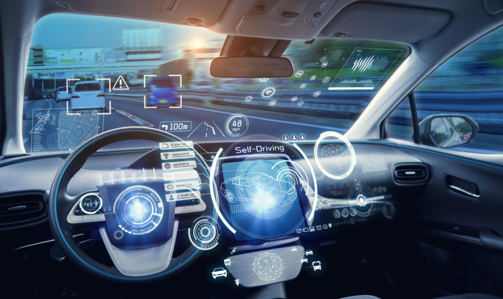 Ein Bild eines selbstfahrenden Autos, im Inneren sieht man diverse Hologramme