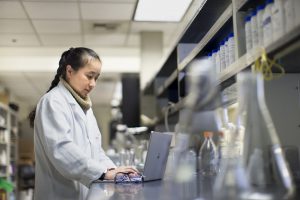 Eine Studentin arbeitet im Labor an einem Laptop. Eine Studentin arbeitet im Labor an einem Laptop.