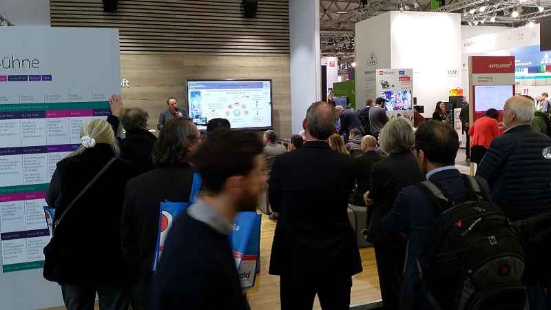 Messebesucher auf dem Microsoft-Stand auf der didacta 2019 Messebesucher auf dem Microsoft-Stand auf der didacta 2019