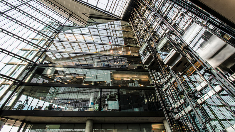 Modernes Glas-Atrium eines großen Gebäudes