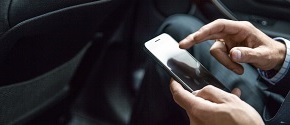 Ein junger Mann sitzt im Cafe und arbeitet