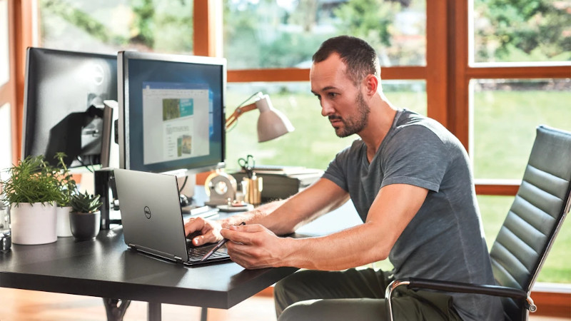 Auf dem Bild ist ein Mann zu sehen, der an einem Device arbeitet.