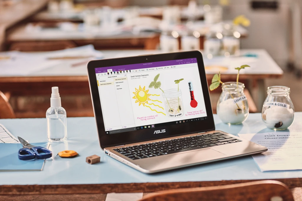 Auf dem Foto sieht man einen Laptop, auf dem OneNote zu sehen ist.