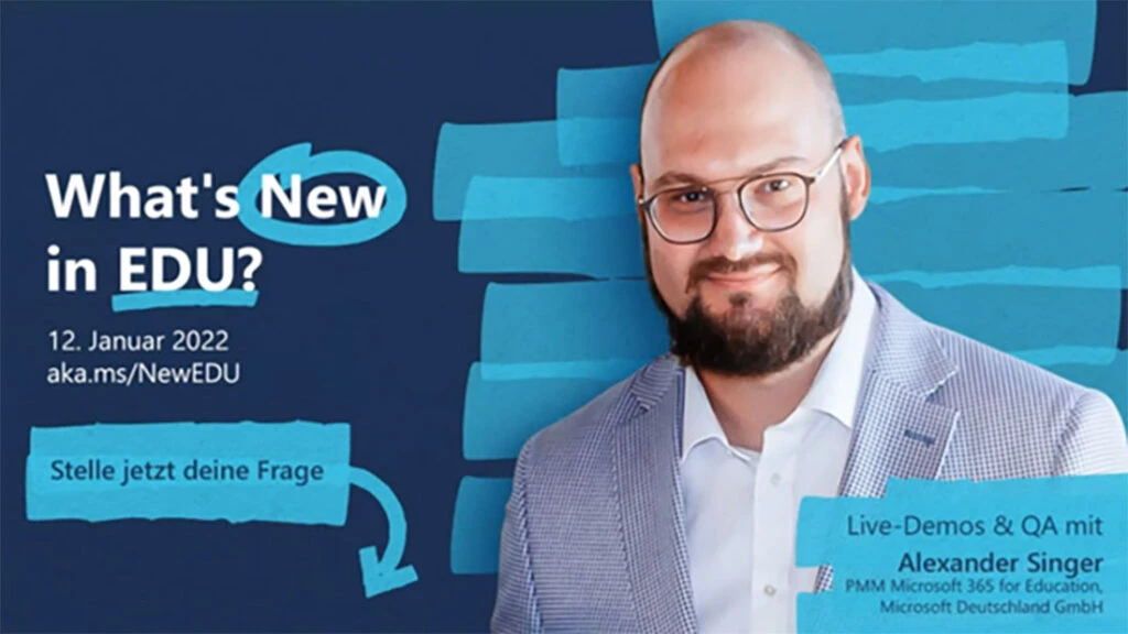 Alexander Singer vor blauem Hintergrund