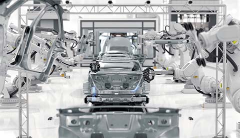 Man sieht eine Produktionsstraße in einer Fabrik und Roboterarme. 