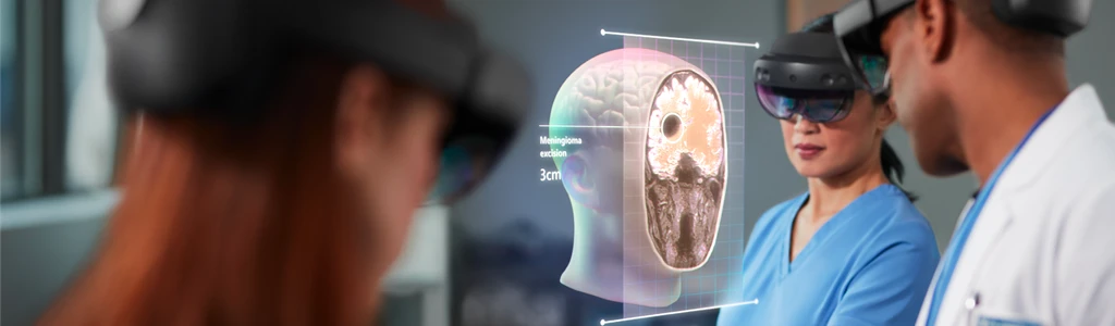 Três profissionais da saúde utilizando realidade virtual