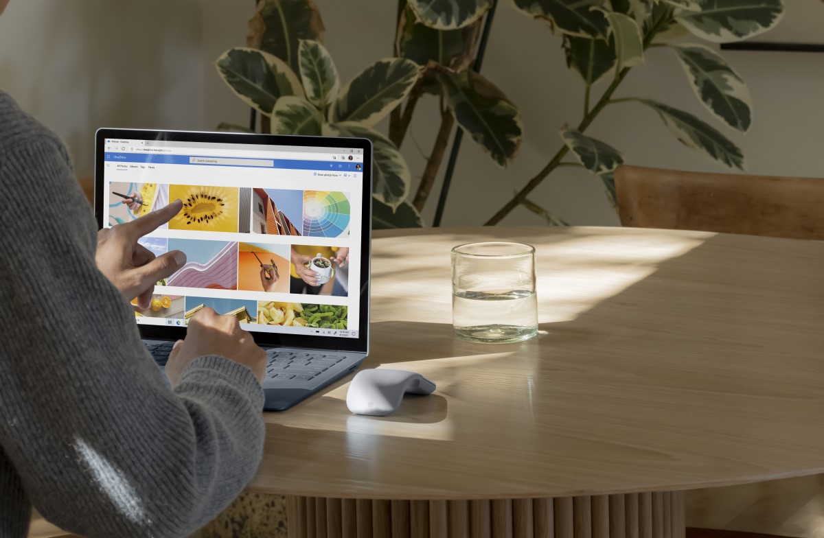 Hybrid employee accessing photos from OneDrive