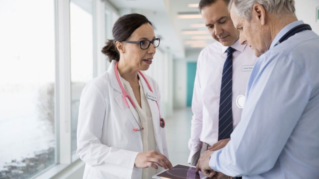 Doctors disussing