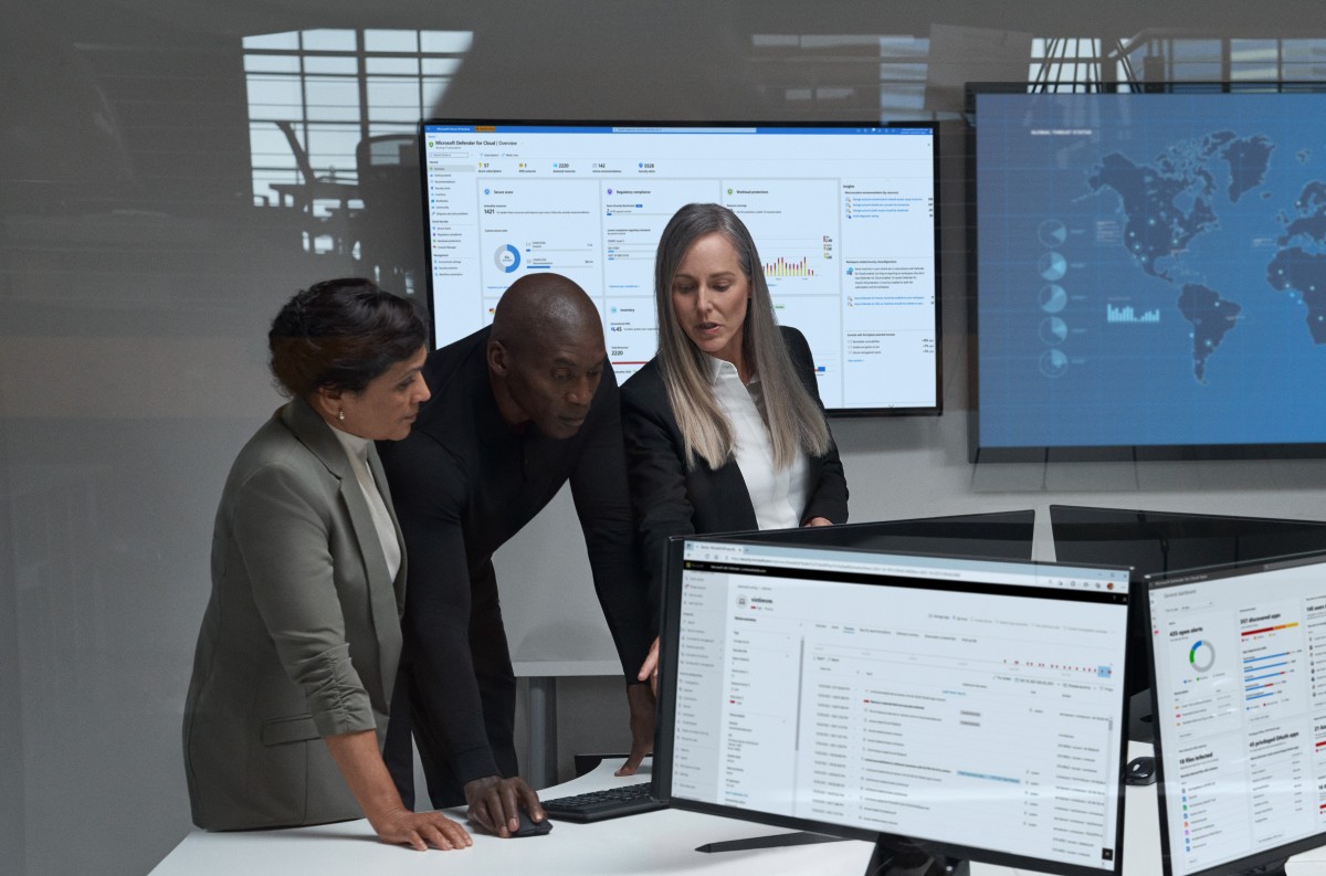 Chief information security officer collaborating with practitioners in a security operations center