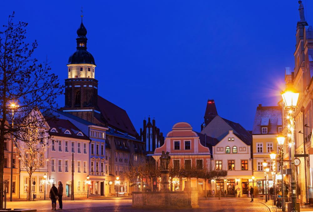 Altmarkt e iglesia de San Nikolai en Cottbus/Chóśebuz, Brandeburgo, Alemania, iluminados por la noche.