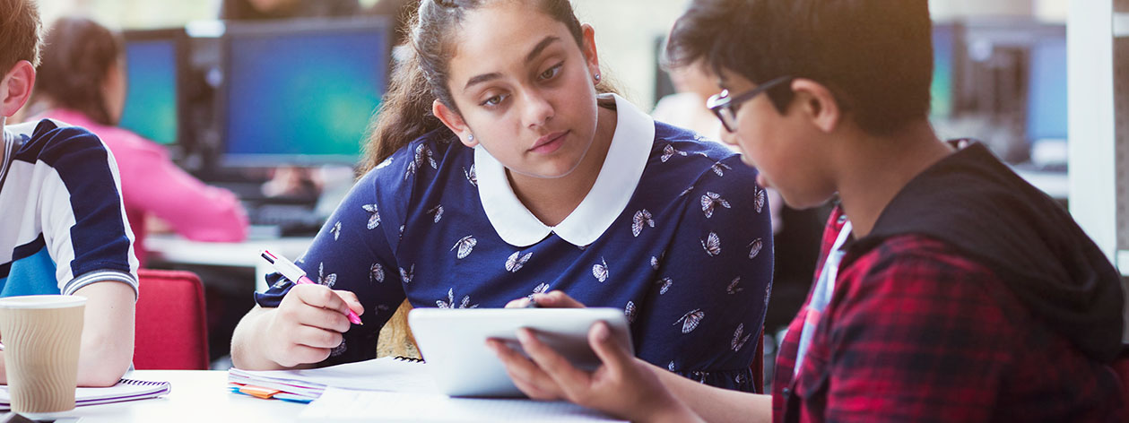 Zwei Schüler arbeiten zusammen