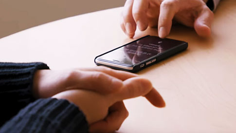 Oversætteren app ' s split-screen samtalefunktion i aktion 