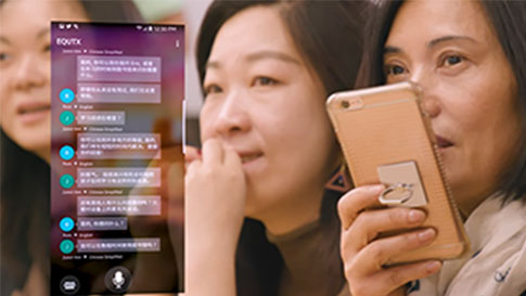 Femeie din Asia vorbesc în telefonul ei cu traducerea care apar în limba engleză