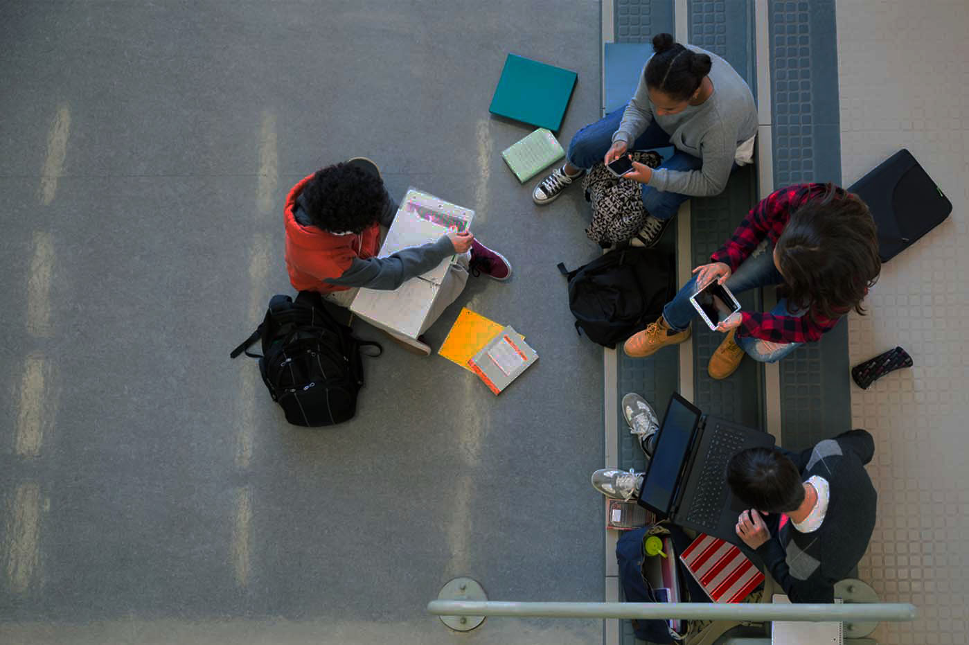 Shot aeriene de adolescenti pe laptop-uri, tablete, și telefoane