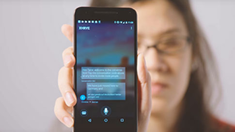 Telefon mobil care scanează un cod QR de conversație multi-dispozitiv Translator