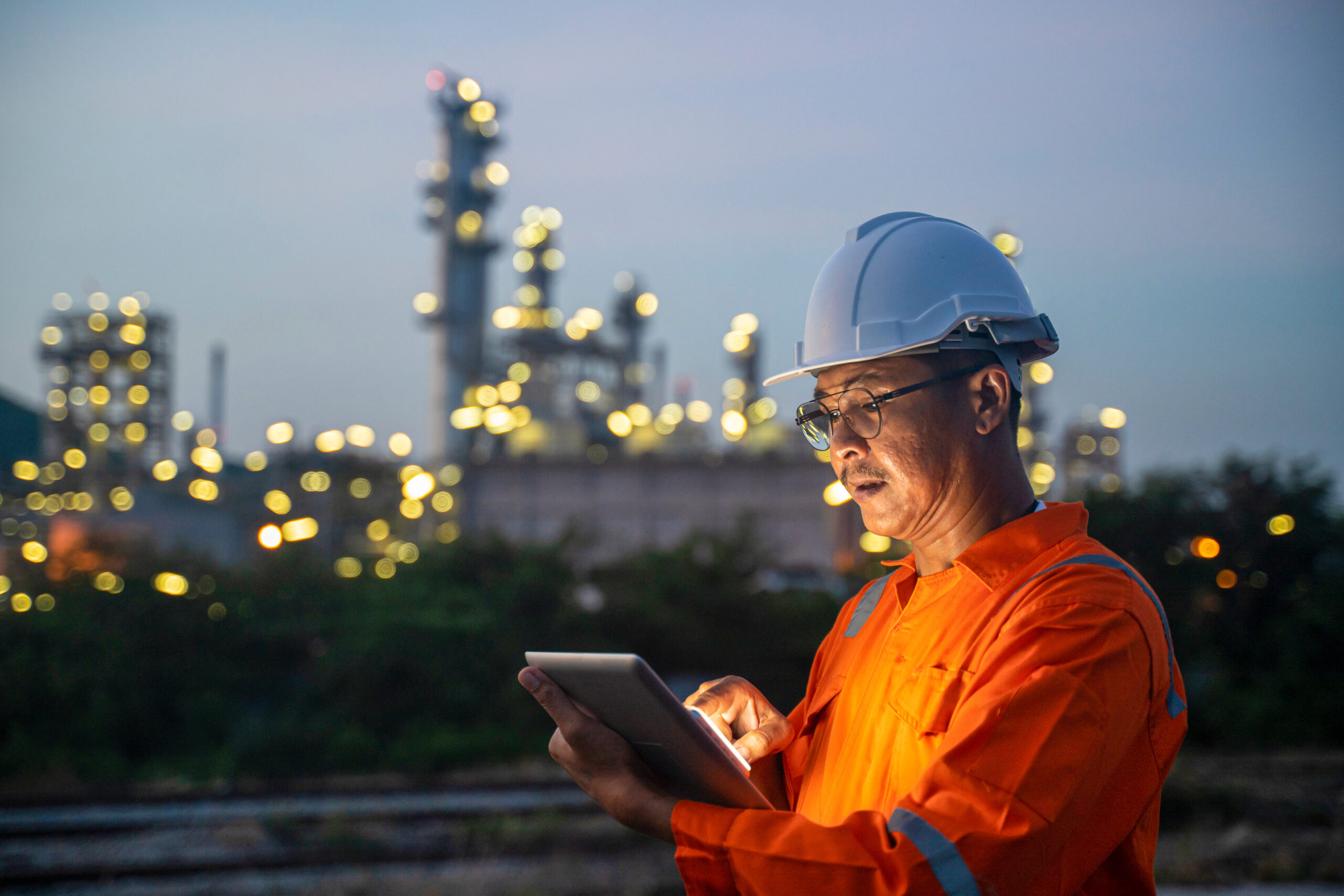 &Eacute;nergisante devant la centrale &eacute;lectrique Regarder la tablette