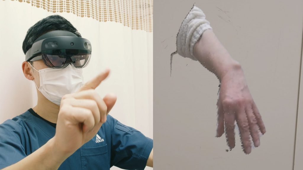 指で指し、手が壁から出ている男性