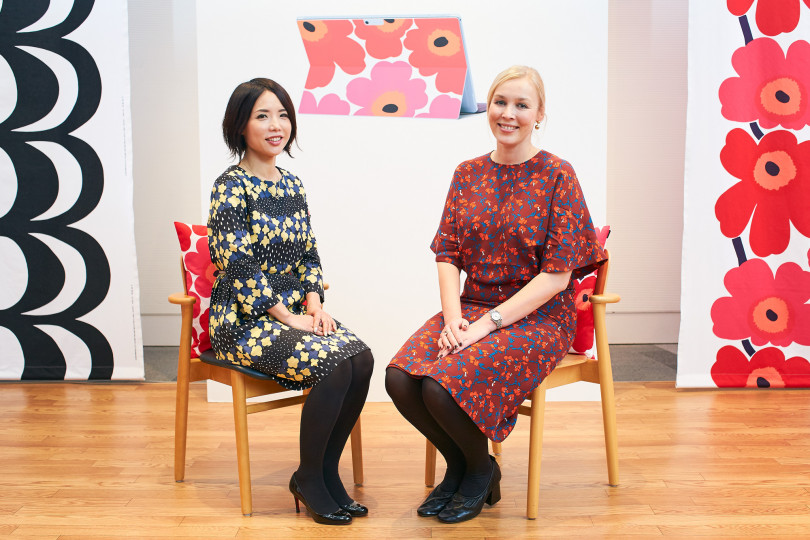 マリメッコ CEO Tiina Alahuhta-Kasko氏(右)と日本マイクロソフト 業務執行役員 Windows&デバイス ビジネス本部 本部長 三上智子氏
