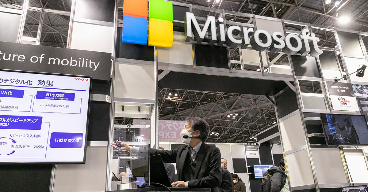 イベント会場内マイクロソフトブースにて男性がセミナーを行っている様子